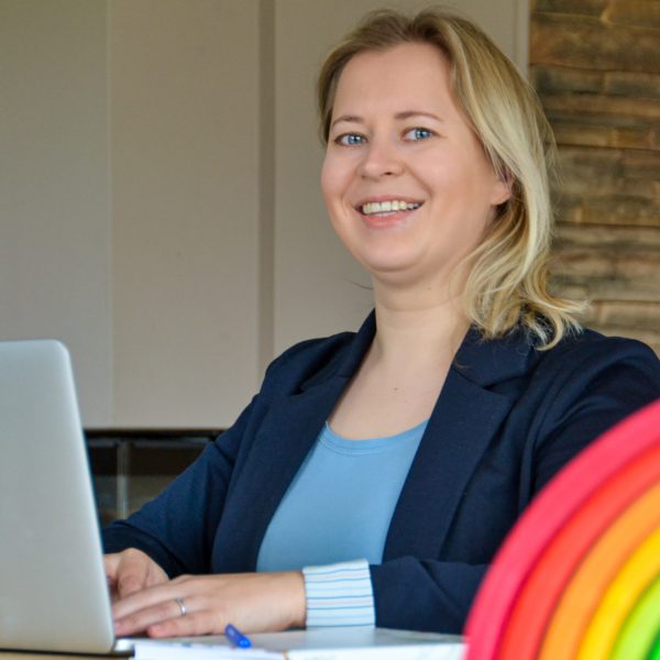Kirsikka Lansmann sitzt vor dem Laptop und arbeitet