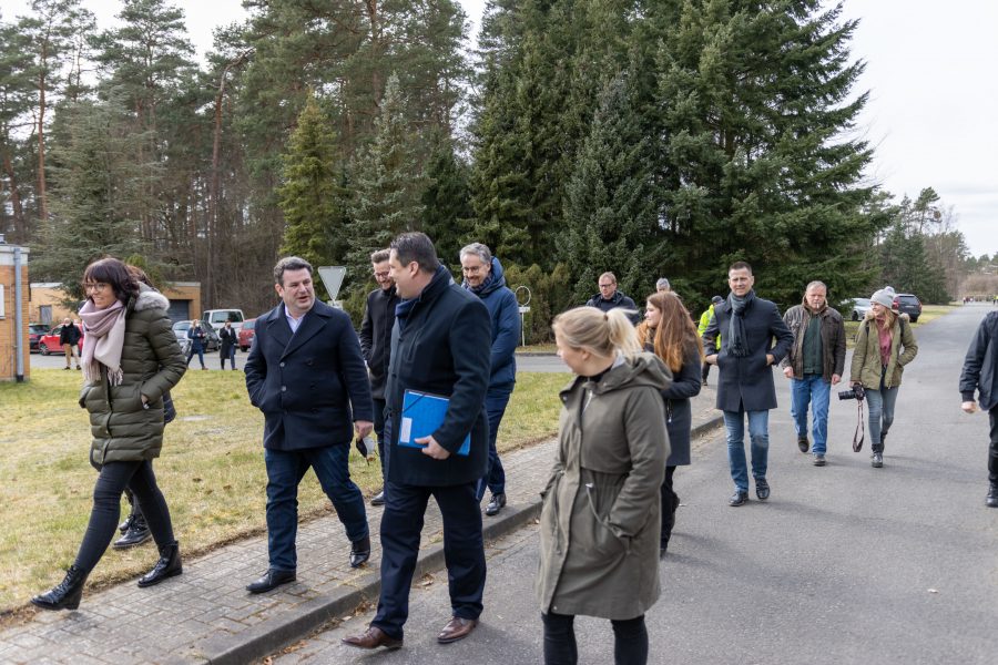 Kirsikka Lansmann mit Hubertus Heil und Landrat Tobias Heilmann in der Flüchtlingsunterkunft in Ehra-Lessien