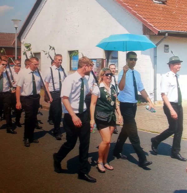 Kirsikka Lansmann als Jungschützenkönigin beim Umzug des Schützenvereins durch Ehra