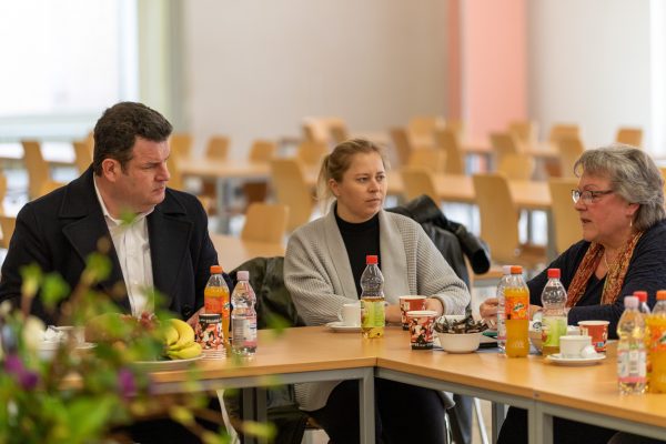 Kirsikka Lansmann und Hubertus Heil zu Besuch in der Flüchtlingsunterkunft in Ehra-Lessien