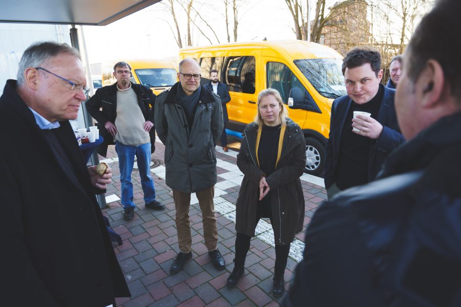 Kirsikka Lansmann steht in Wahrenholz vor einem Felxobus