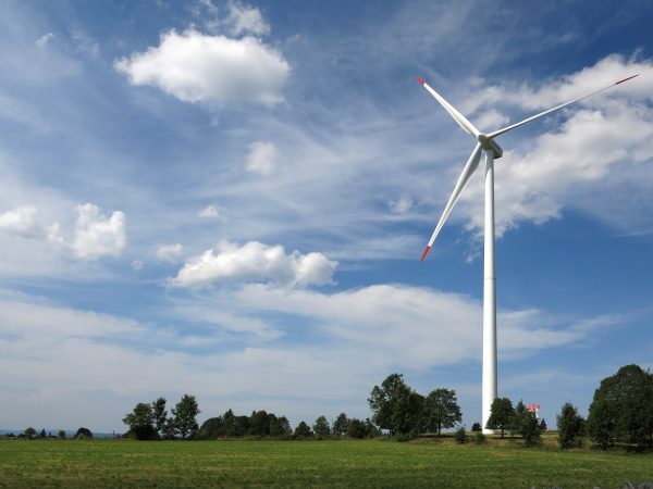 Ein Windrad steht auf einem Feld und symbolisiert, dass Kirsikka Lansmann sich für den Ausbau von erneuerbaren Energien einsetzt.
